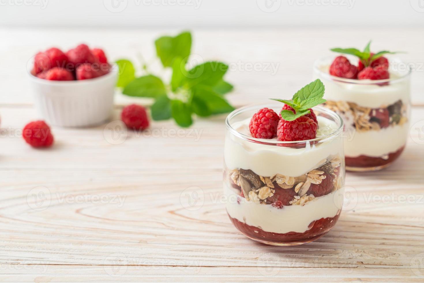 frische Himbeere und Joghurt mit Müsli - gesunder Food-Style foto