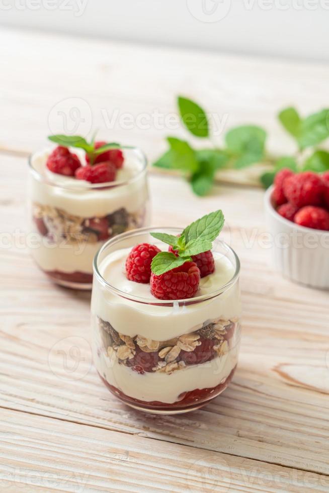 frische Himbeere und Joghurt mit Müsli - gesunder Food-Style foto