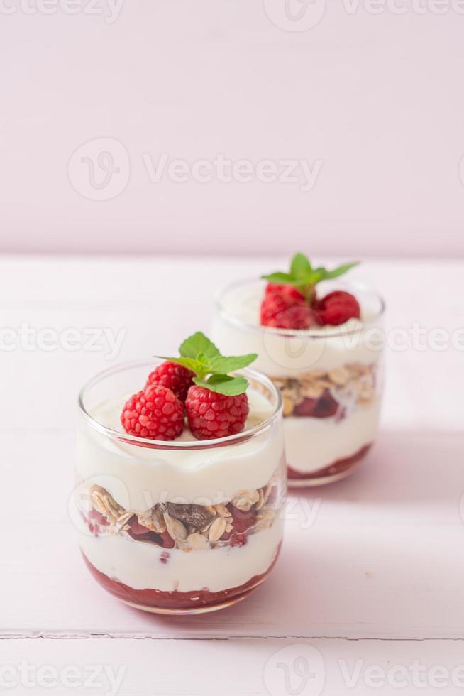 frische Himbeere und Joghurt mit Müsli - gesunder Food-Style foto