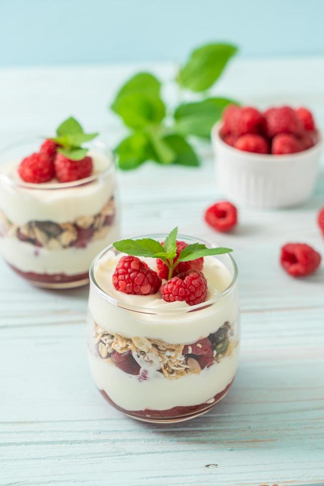 frische Himbeere und Joghurt mit Müsli - gesunder Food-Style foto