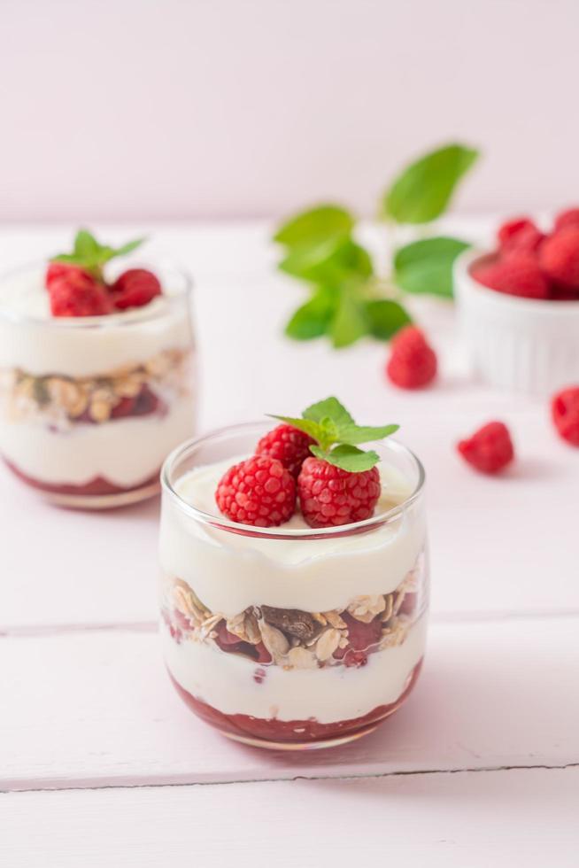 frische Himbeere und Joghurt mit Müsli - gesunder Food-Style foto