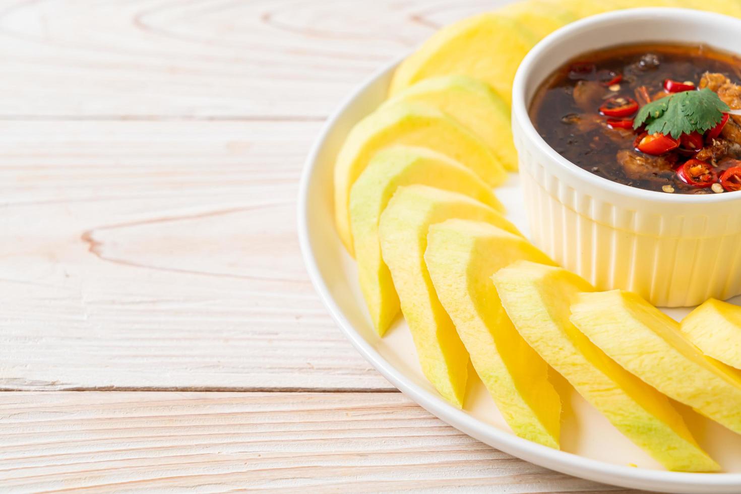 frische grüne und goldene Mango mit süßem Fischsaucen-Dip - asiatische Art foto