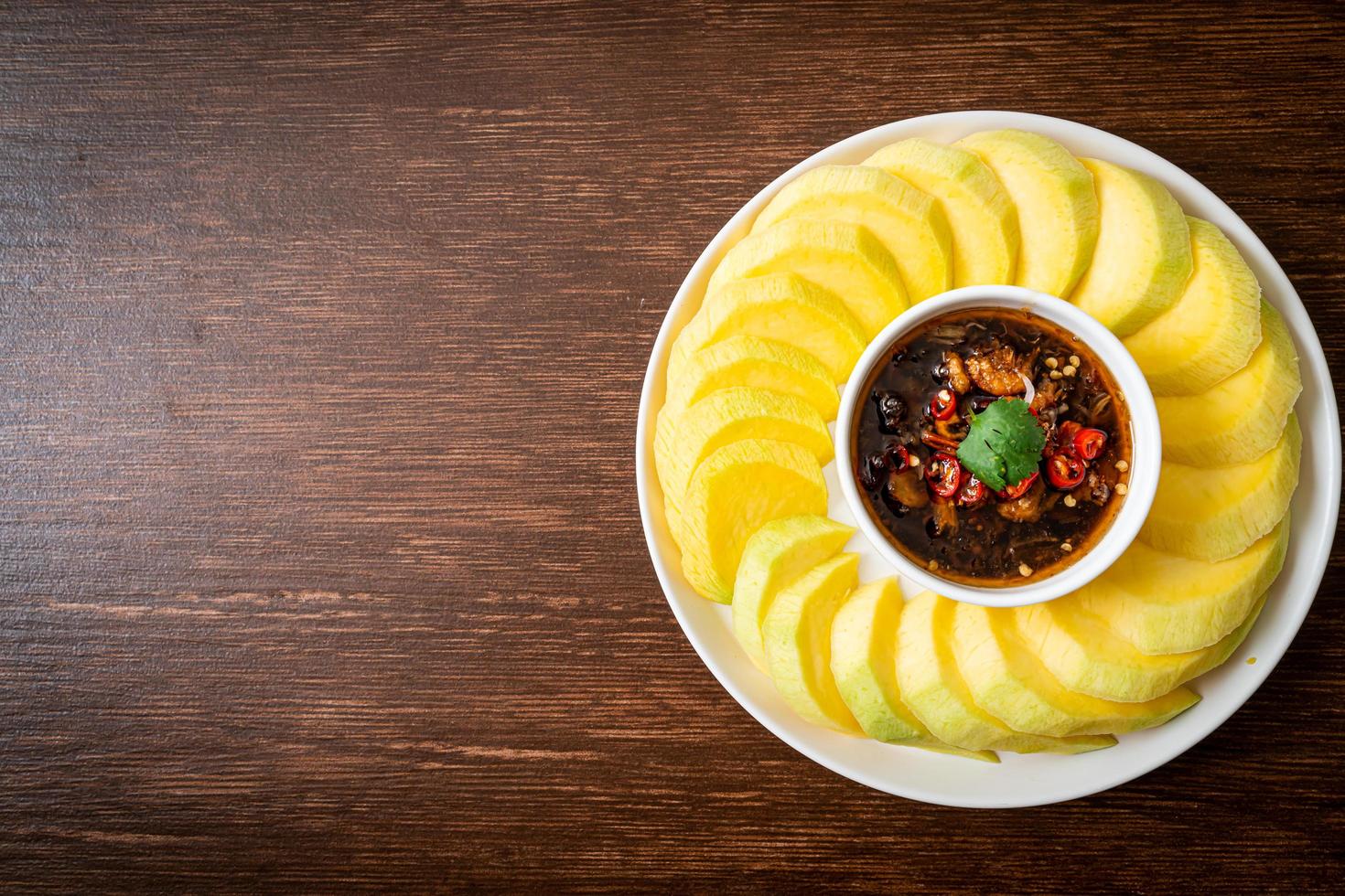 frische grüne und goldene Mango mit süßem Fischsaucen-Dip - asiatische Art foto