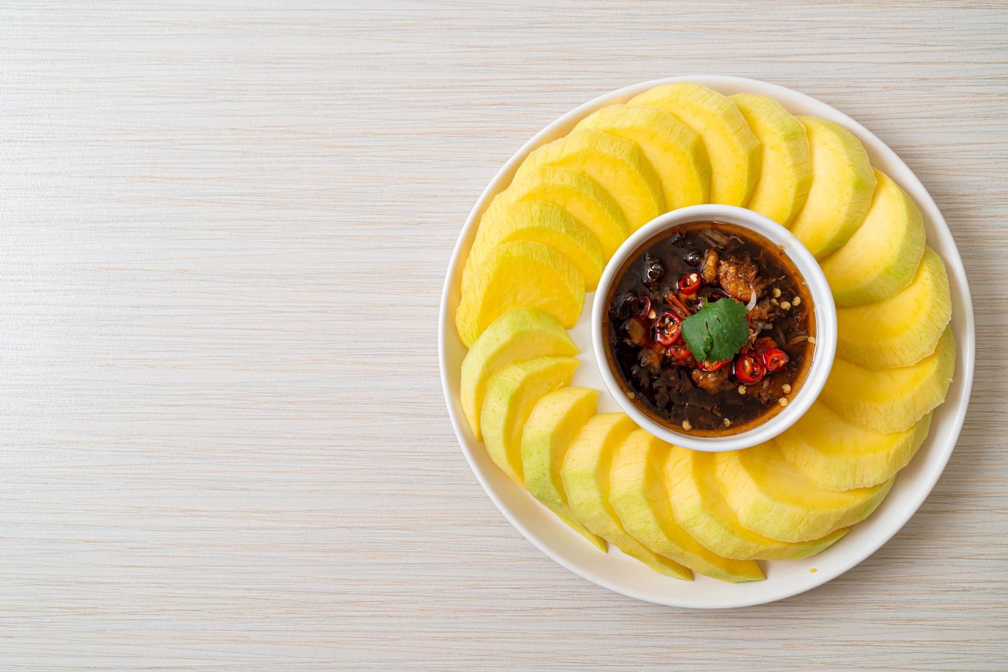 frische grüne und goldene Mango mit süßem Fischsaucen-Dip - asiatische Art foto