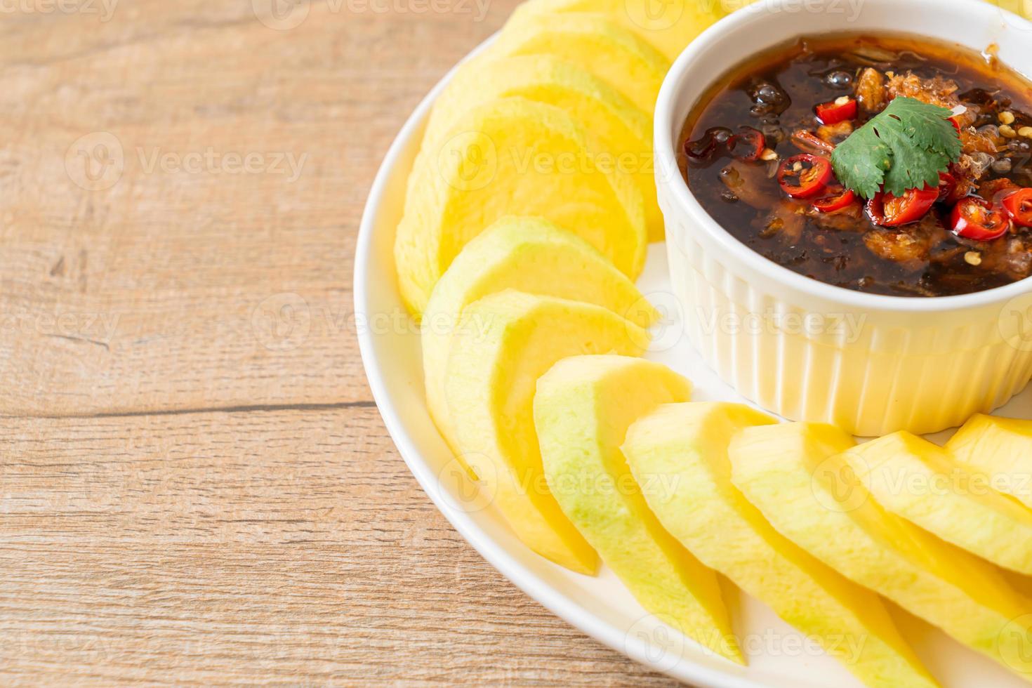 frische grüne und goldene Mango mit süßem Fischsaucen-Dip - asiatische Art foto