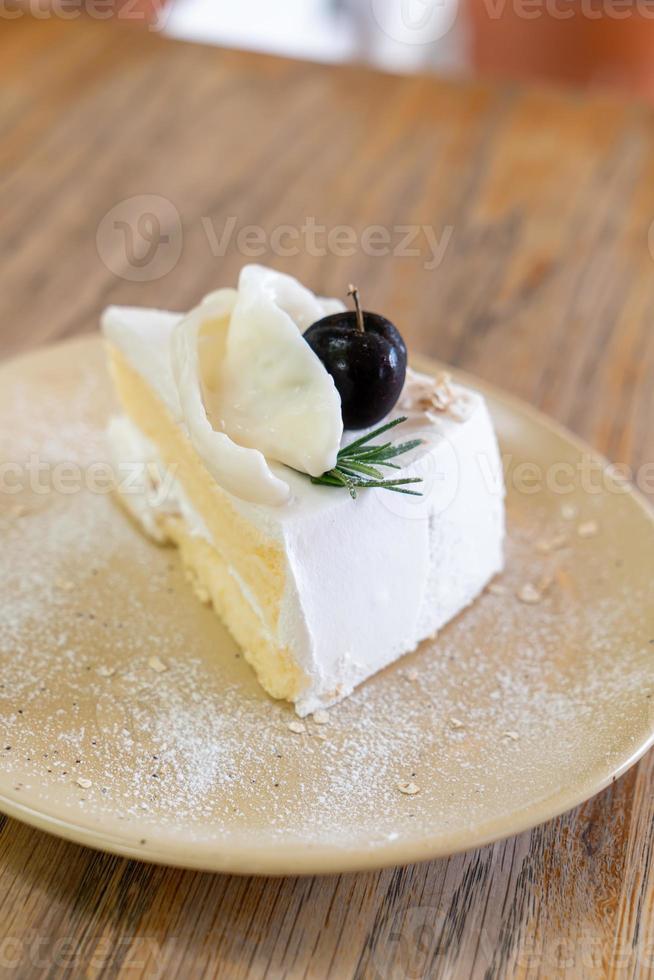 Kokoskuchen auf Teller im Café und Restaurant foto