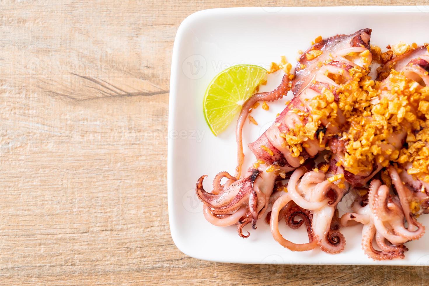 gebratener Tintenfisch mit Knoblauch nach Meeresfrüchte-Art foto