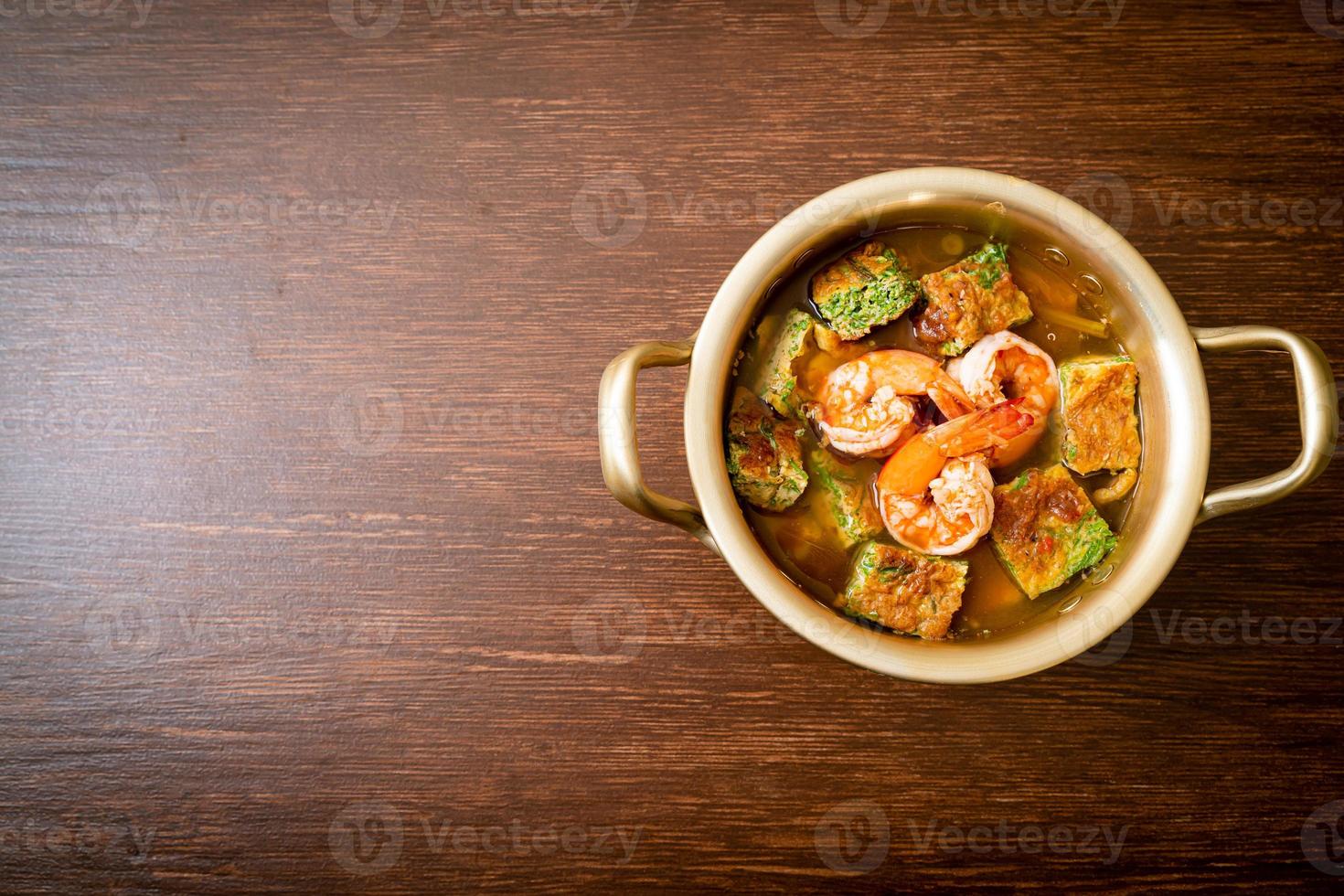 saure Suppe aus Tamarindenpaste mit Garnelen und Gemüseomelett foto