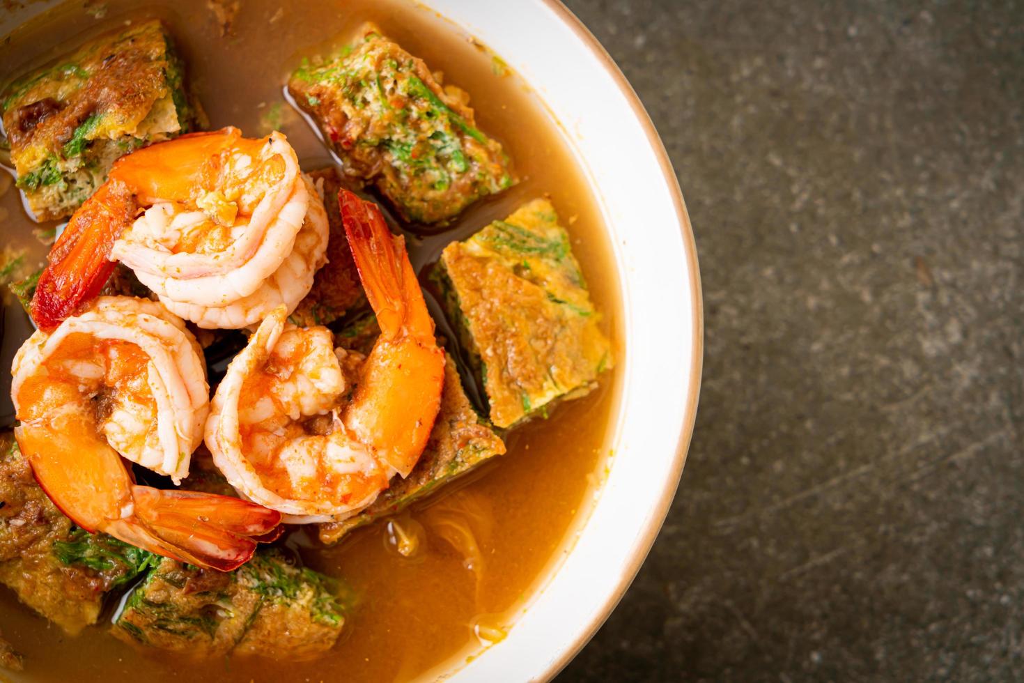 saure Suppe aus Tamarindenpaste mit Garnelen und Gemüseomelett foto