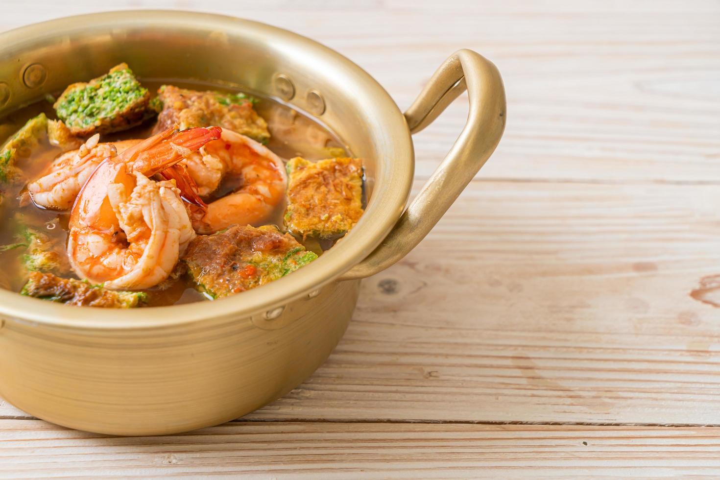 saure Suppe aus Tamarindenpaste mit Garnelen und Gemüseomelett foto