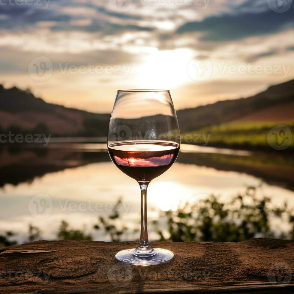 Nahansicht von Glas von rot Wein reflektieren Weinberg Landschaft Angebot heiter Ambiente ai generativ foto