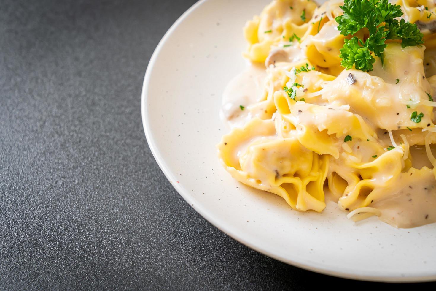 Tortellini-Nudeln mit Champignon-Sahnesauce und Käse - italienische Küche - foto