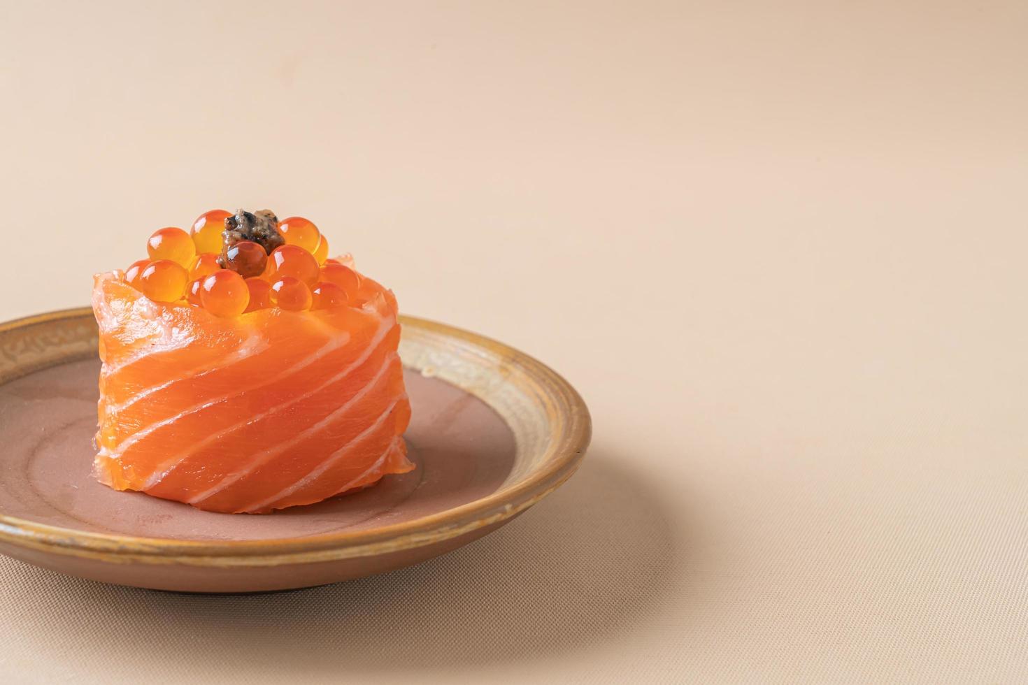 frischer Lachs roh mit Lachs-Ei-Sushi - japanische Küche foto