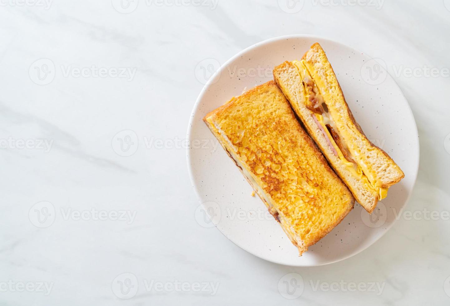 hausgemachter French Toast mit Schinken, Speck und Käsesandwich mit Ei foto