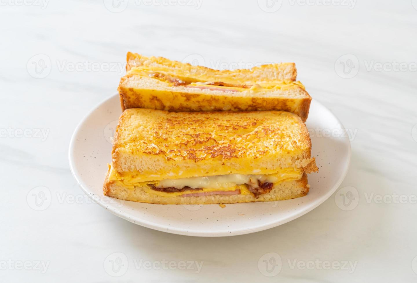 hausgemachter French Toast mit Schinken, Speck und Käsesandwich mit Ei foto