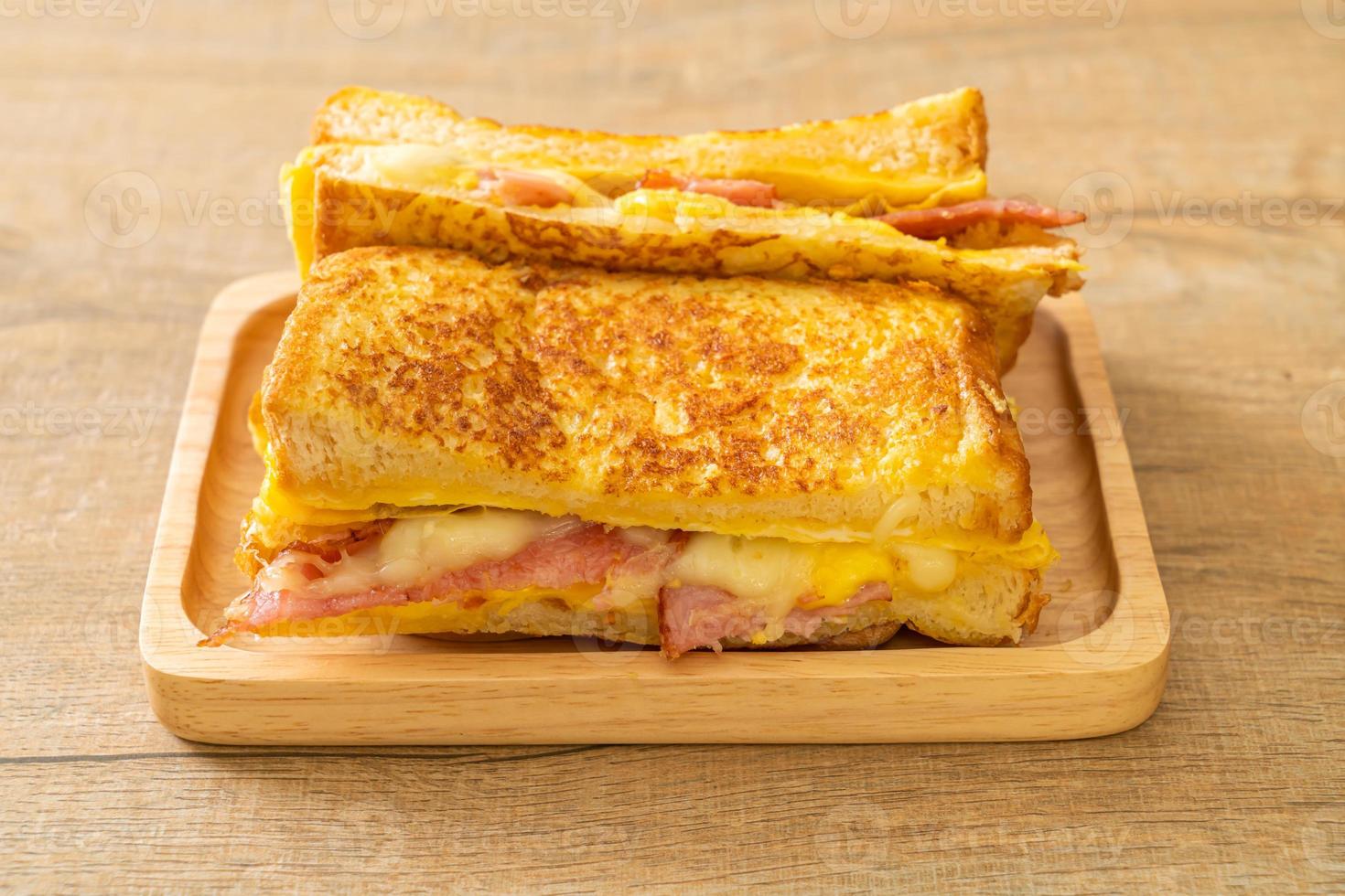 hausgemachter French Toast mit Schinken, Speck und Käsesandwich mit Ei foto