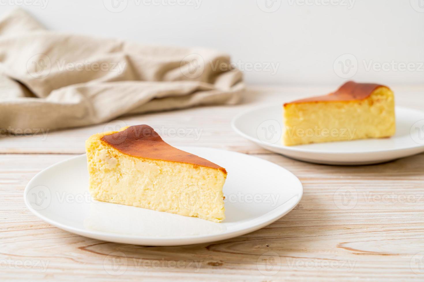 hausgemachter gebrannter Käsekuchen auf einem weißen Teller foto