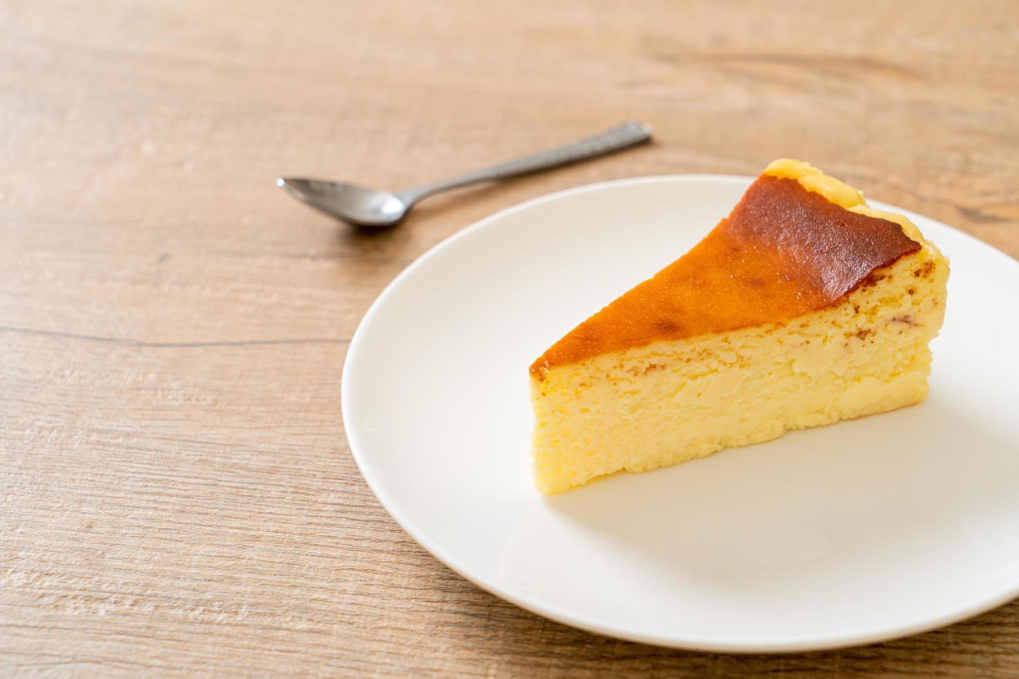 hausgemachter gebrannter Käsekuchen auf einem weißen Teller foto