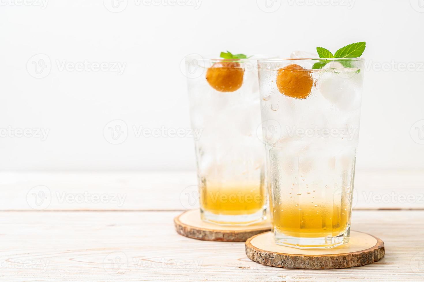 Geeister Pflaumensaft mit Soda und Pfefferminze auf dem Holztisch - Erfrischungsgetränk foto