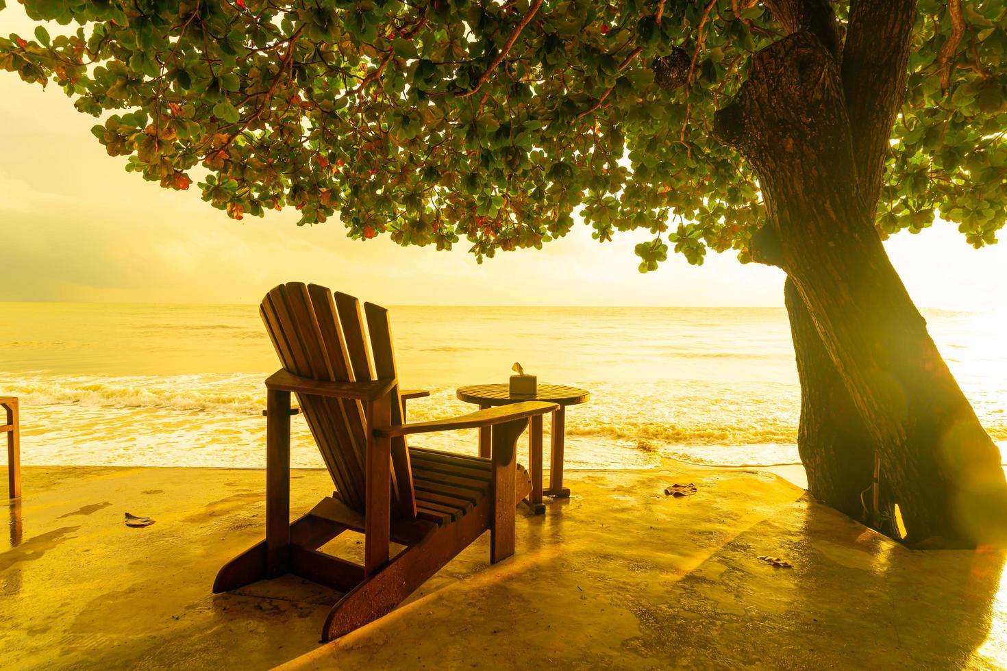 leere Holzstühle mit Strand-Meer-Hintergrund foto