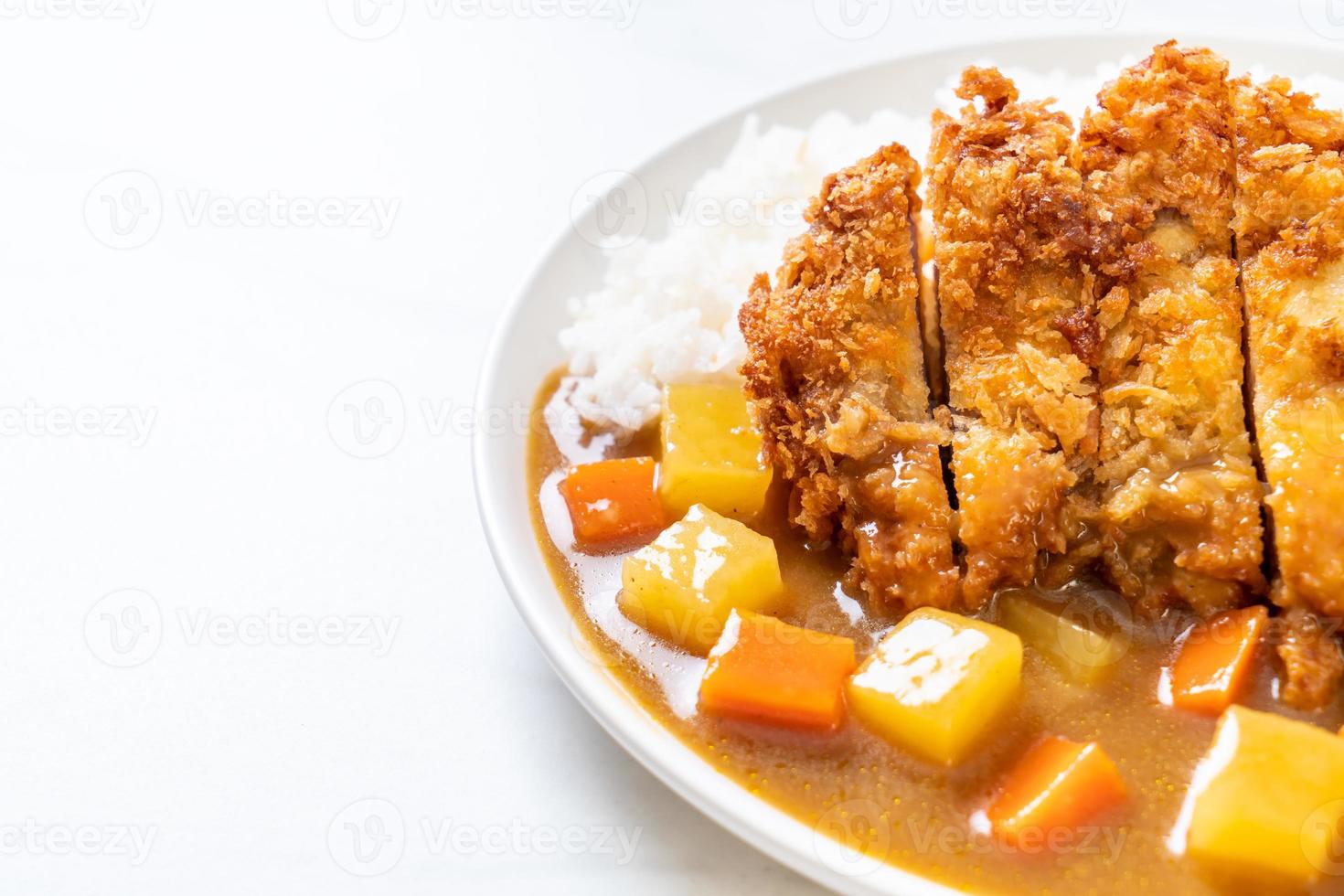 knusprig gebratenes Schweineschnitzel mit Curry und Reis foto