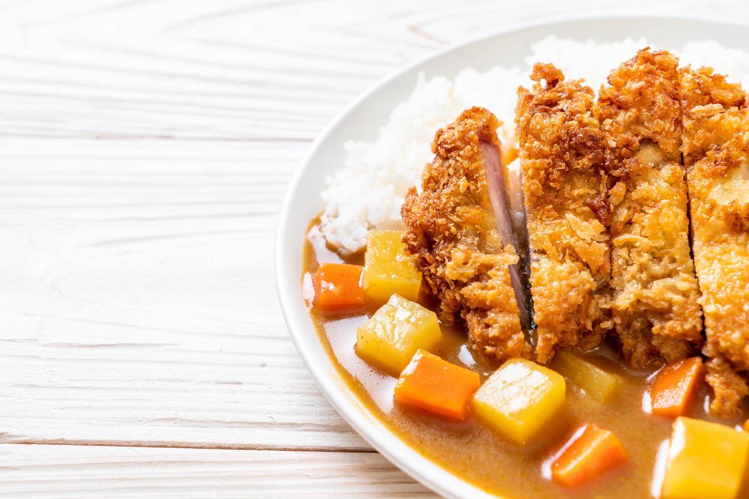knusprig gebratenes Schweineschnitzel mit Curry und Reis foto