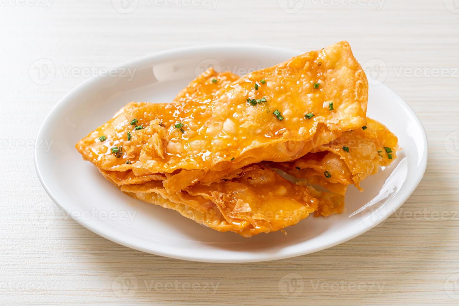 knusprige Roti mit Zucker auf Teller foto