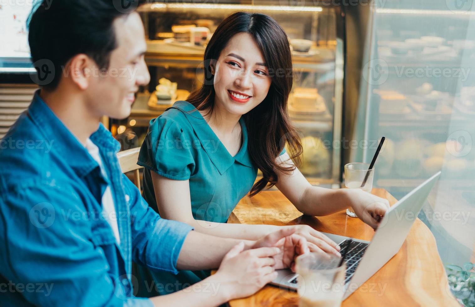 junge asiatische leute, die im café zusammenarbeiten foto