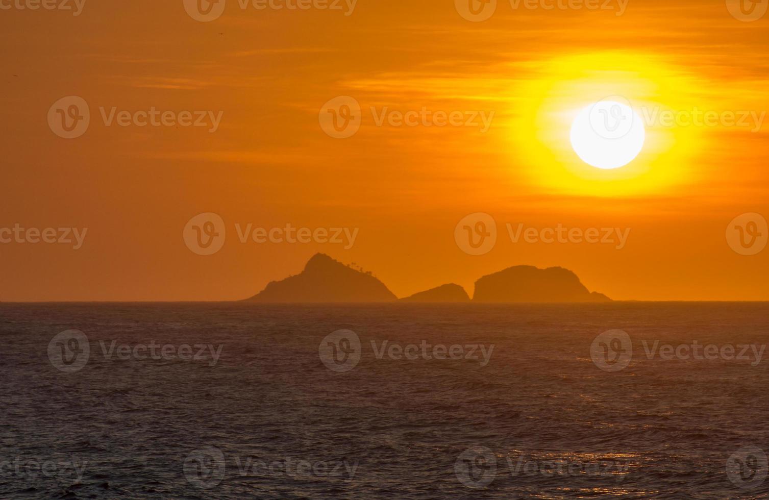 Sonnenuntergang am Strand von Ipanema foto