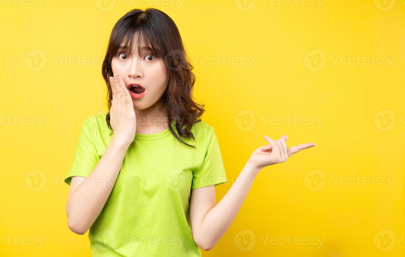 junges asiatisches Mädchen mit Ausdrücken und Gesten im Hintergrund foto