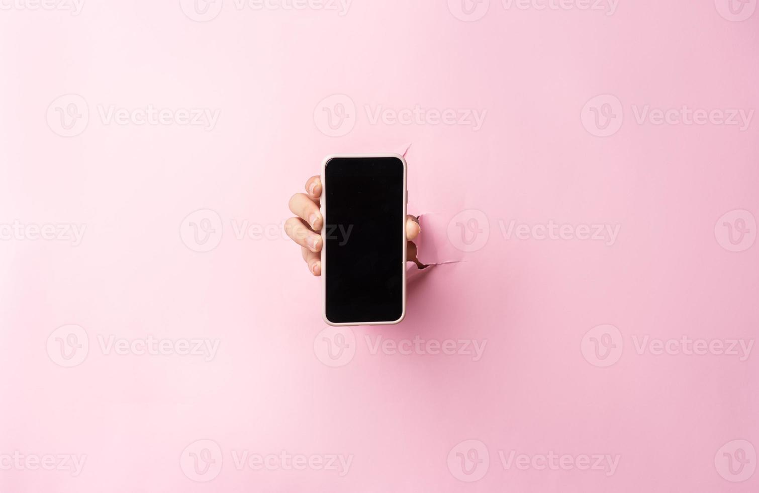 Frauenarm mit Telefon im Hintergrund foto