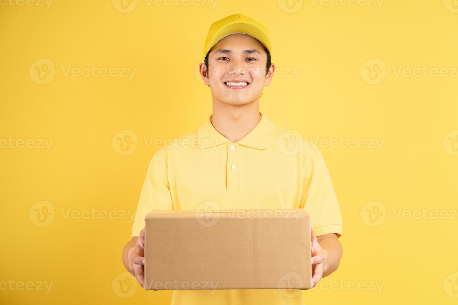Porträt eines männlichen Lieferboten, der eine Frachtkiste hält, Hintergrund foto