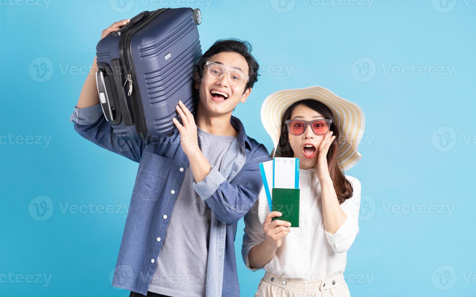 junges asiatisches paar, das glücklich zusammen reist foto