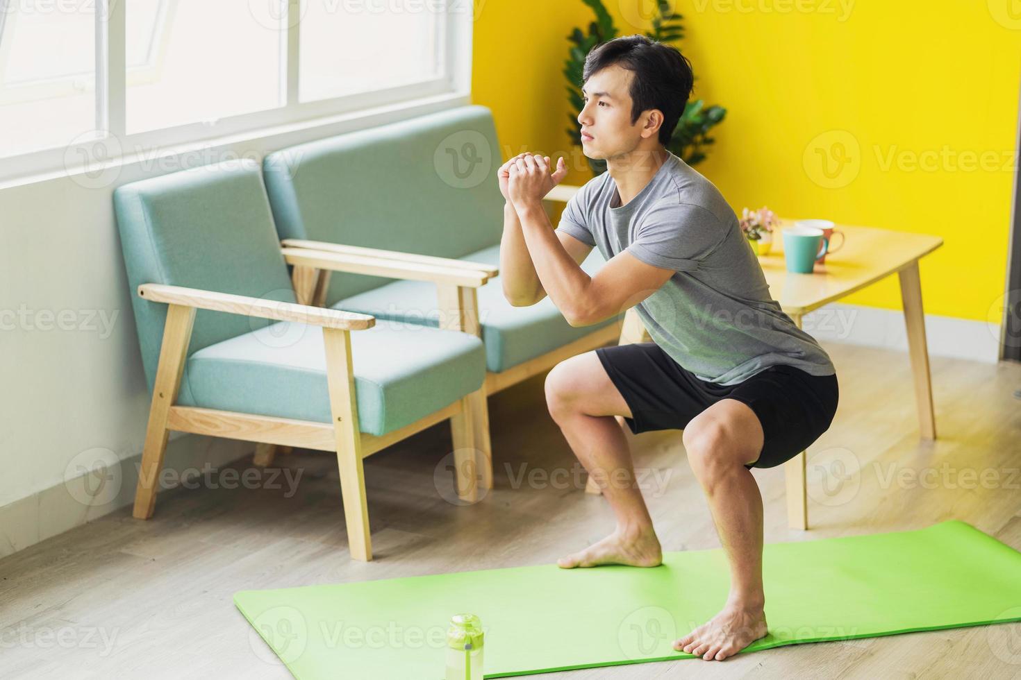 asiatischer Mann, der zu Hause Sport macht foto