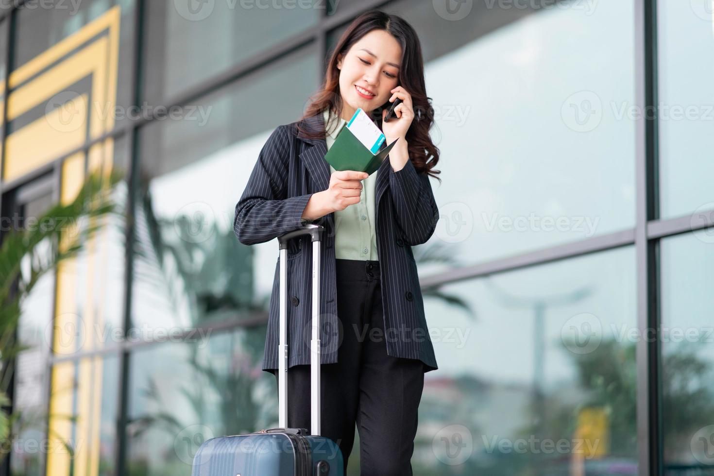 junge Frau mit Reisepass und Flugticket am Flughafen foto
