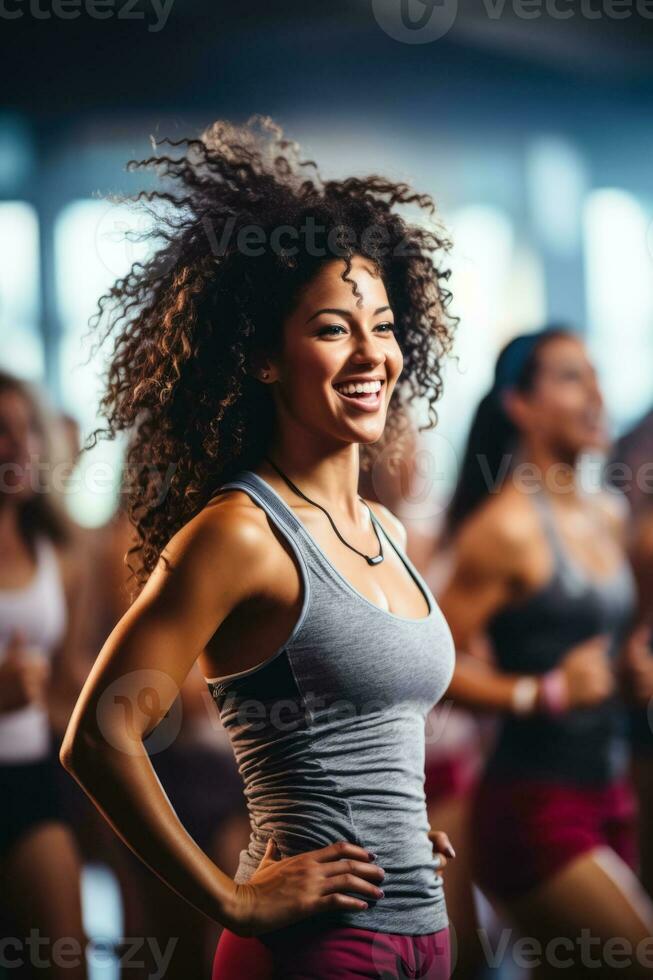 zumba tanzen Klasse im Aktion beim Fitness Verein Hintergrund mit leeren Raum zum Text foto