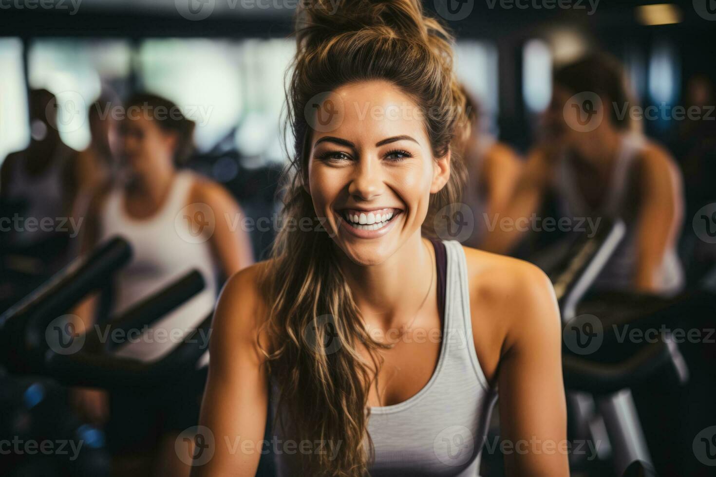 entschlossen Einzelpersonen engagiert sein zu kräftig Spinnen Klasse im ein beschwingt Fitness Verein foto