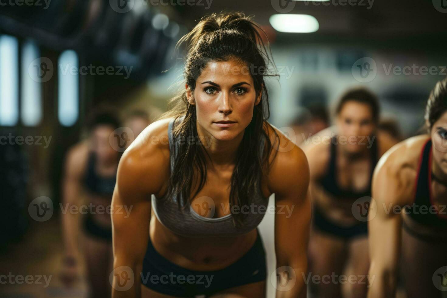 Crossfit Enthusiasten schieben ihr Grenzen im ein streng Ausbildung Session beim ein städtisch Fitness Verein foto