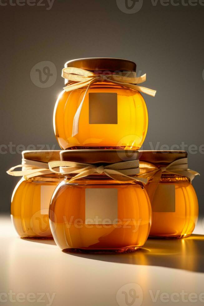 mühelos Demonstration von Honig Krug Verpackung gefangen im ein minimalistisch Licht foto