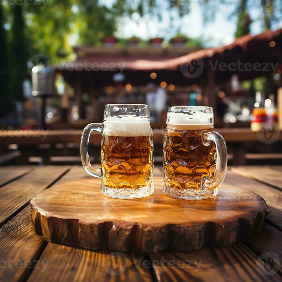 Oktoberfest Bier Glas auf hölzern Tabelle schließen oben Sommer- Feste foto