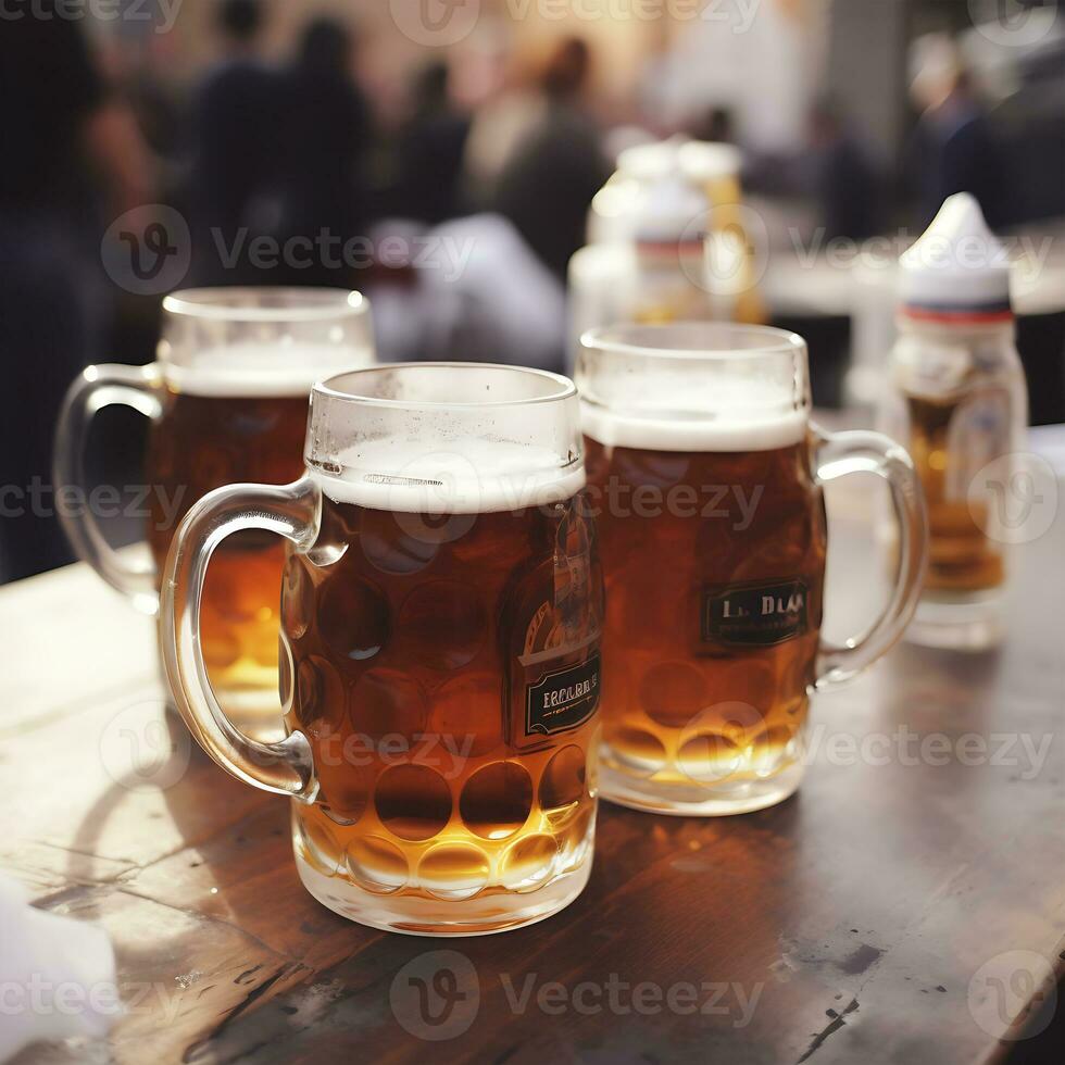 Oktoberfest Bier Glas auf hölzern Tabelle schließen oben Sommer- Feste foto