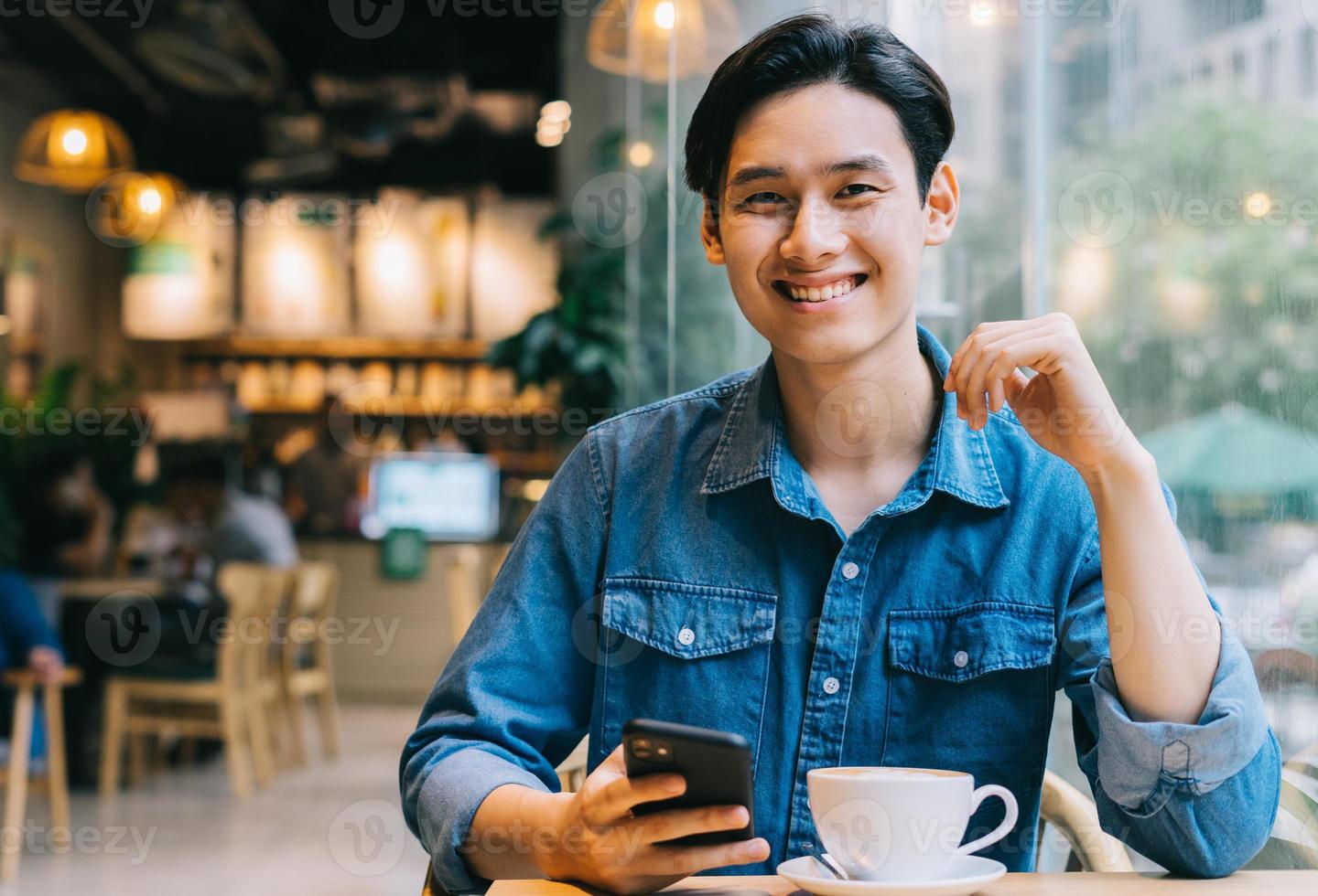 asiatischer Mann, der am Wochenende im Café arbeitet foto