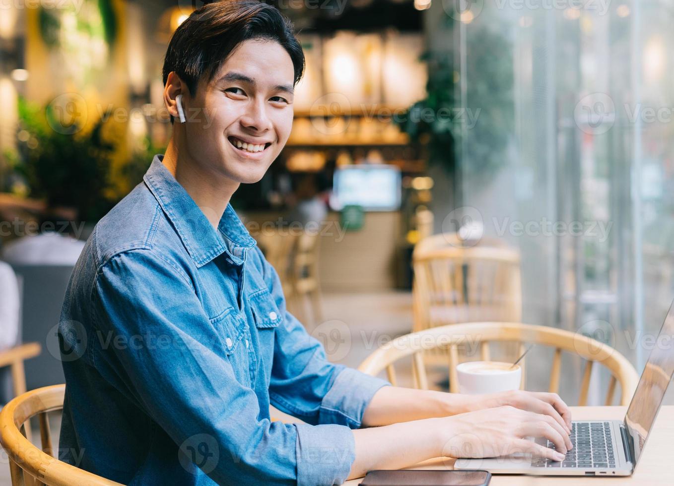 asiatischer Mann sitzt mit Laptop im Café? foto