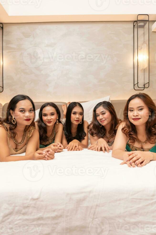 ein Gruppe von asiatisch Teenager Mädchen sind bleiben mit ihr freunde im ein Luxus Hotel foto