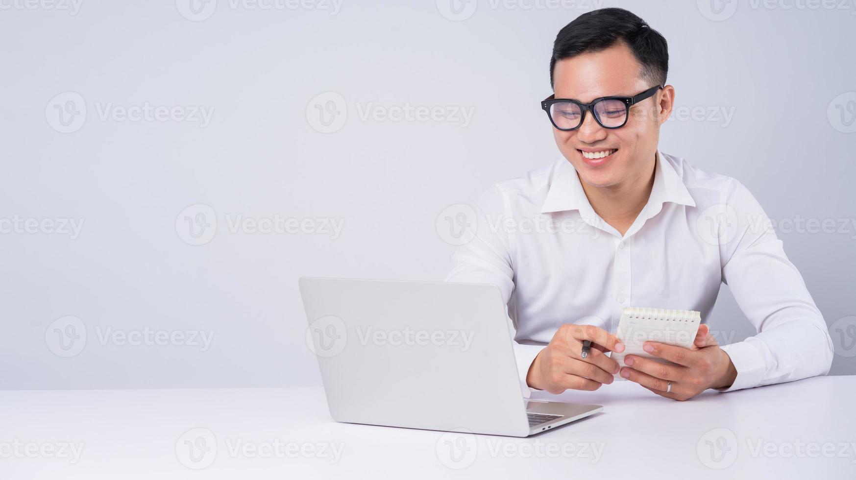 asiatischer Geschäftsmann mit Laptop auf weißem Hintergrund foto