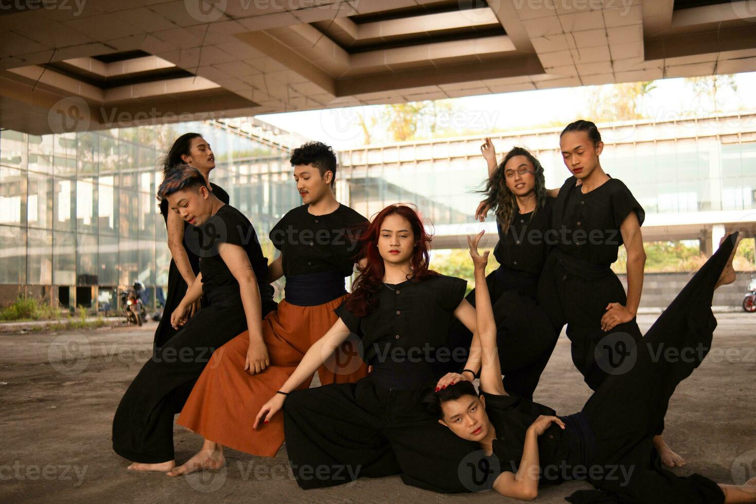 ein Gruppe von asiatisch Männer posieren fröhlich mit ihr freunde während tragen schwarz foto