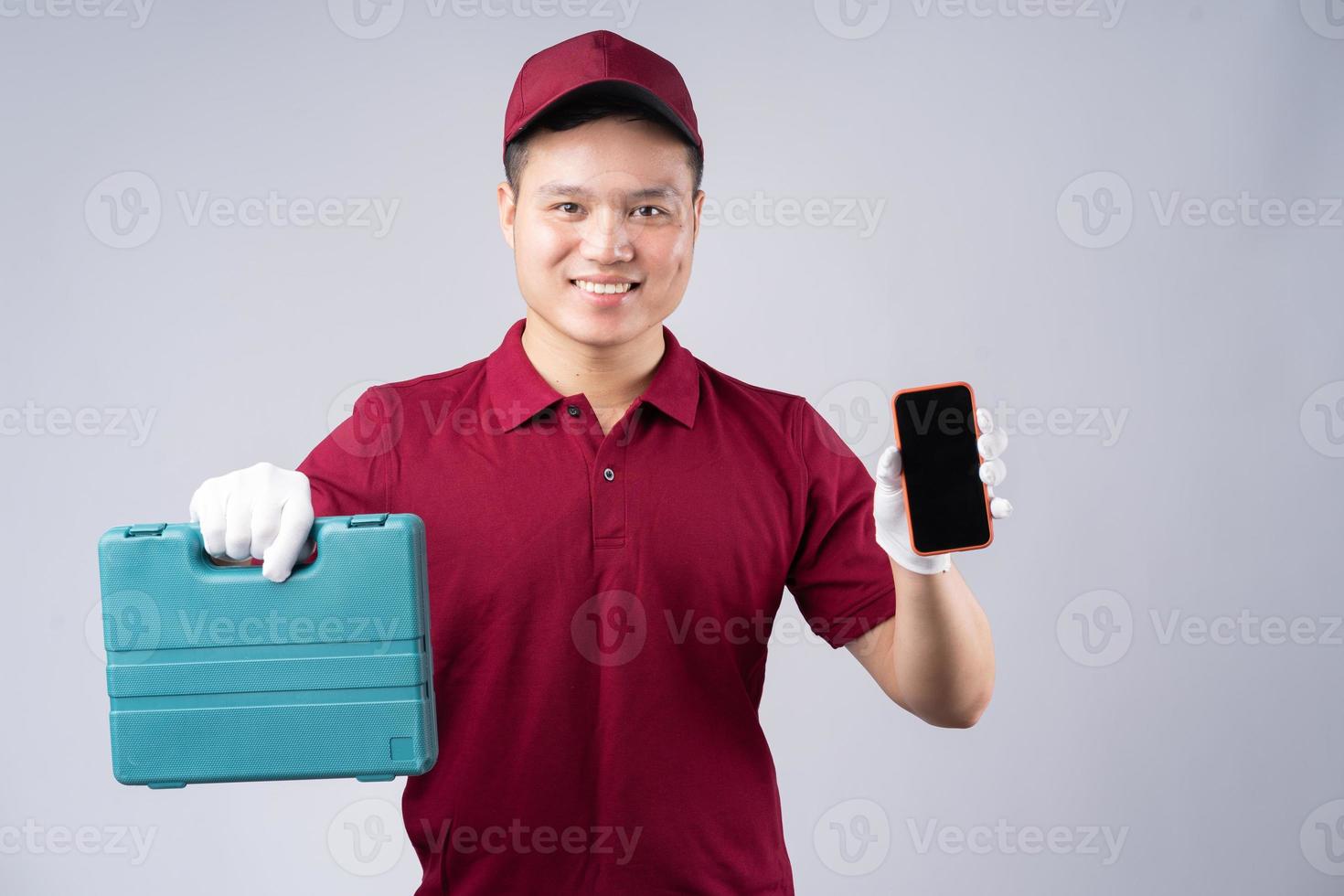 Bild des asiatischen Mechanikers auf grauem Hintergrund foto