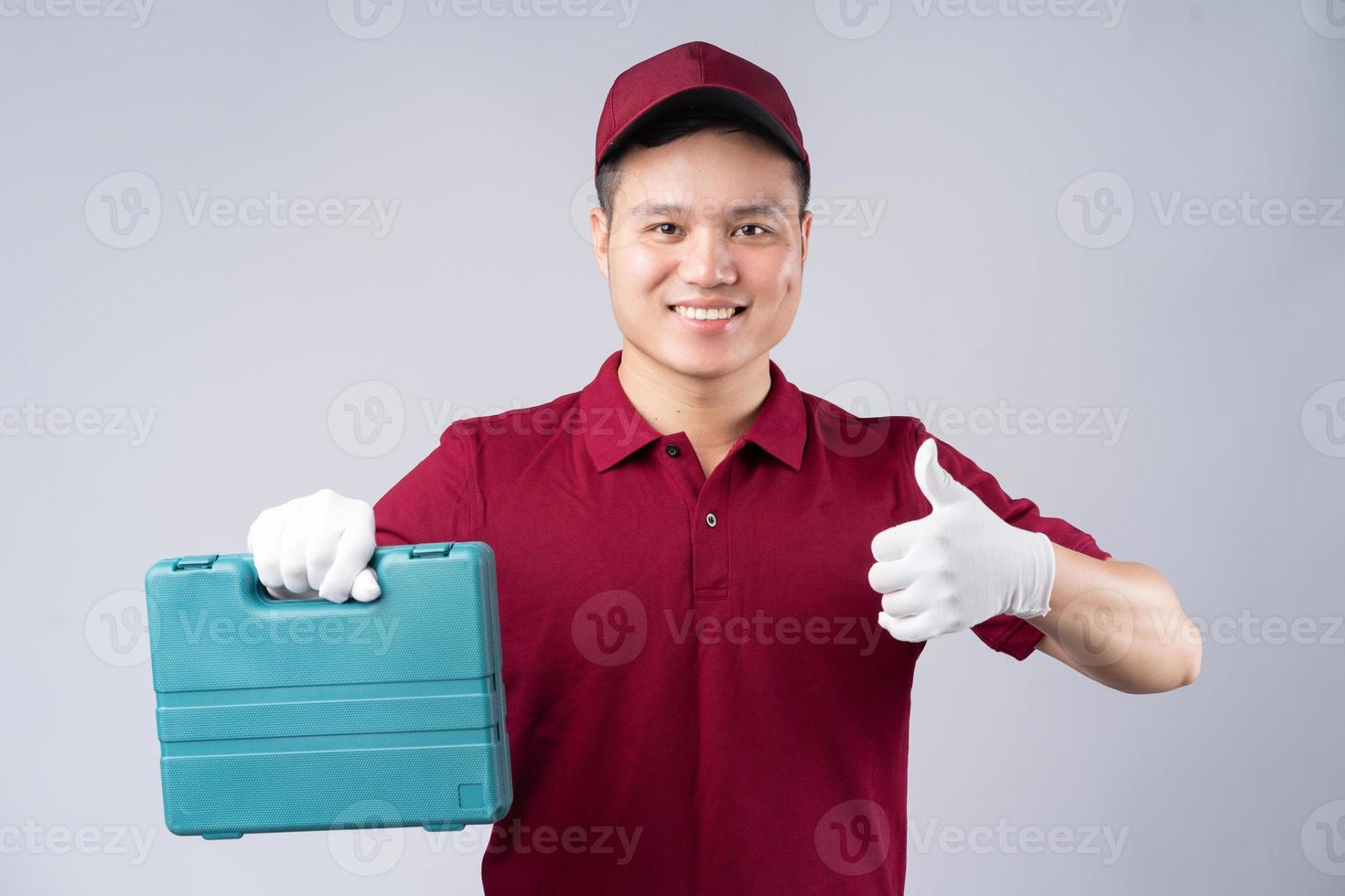 Bild des asiatischen Mechanikers auf grauem Hintergrund foto
