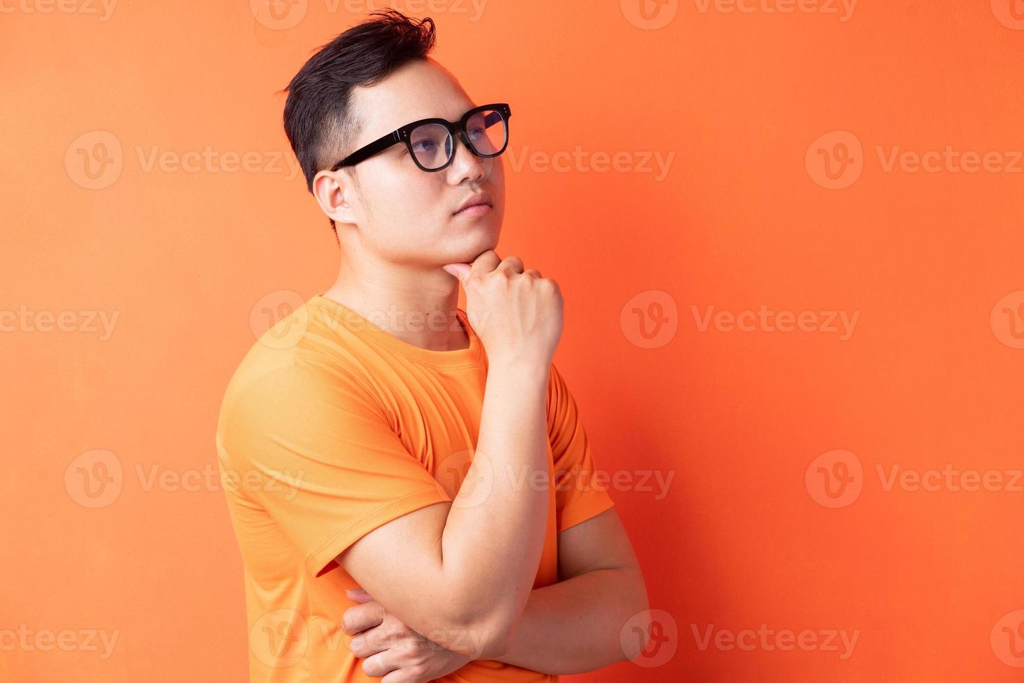asiatischer Mann, der in Gedanken steht foto