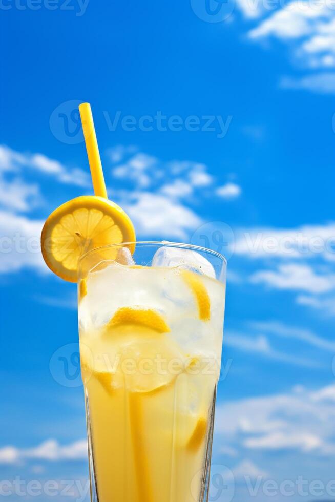 hell Sommer- Bild von vereist Limonade im Glas mit Zitrone Scheibe und Stroh ai generativ foto